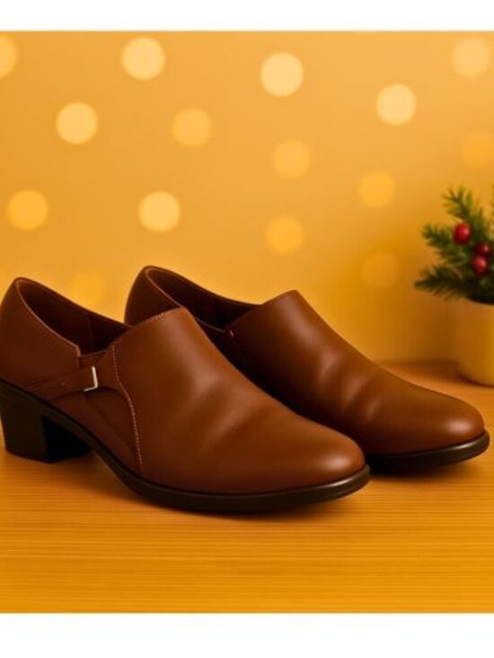 Clarks Brown Leather Slip-On Low-Heel Short Bootie Women’s 10M – Great Condition - Picture 1 of 10